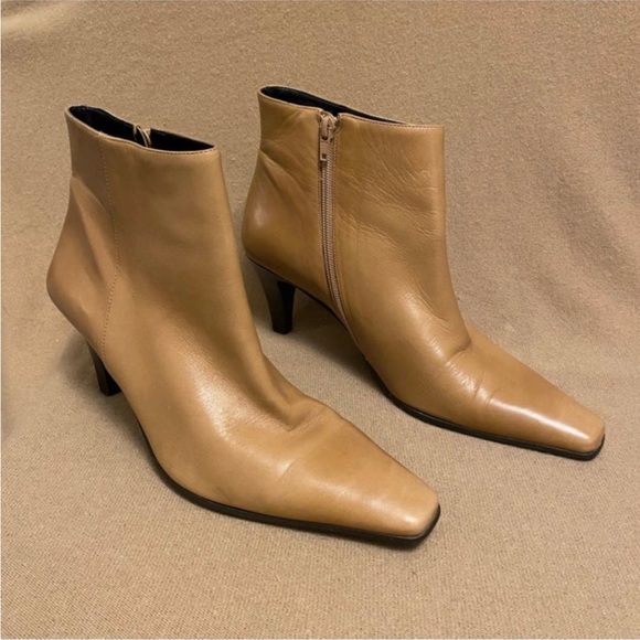 JOAN & DAVID Camel Color Ankle Boots Size-10 - Picture 3 of 9
